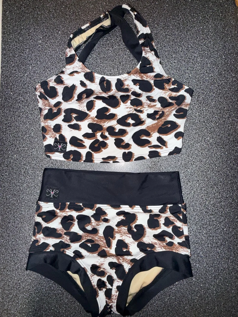Kandi Kouture 2 Piece Dance Set Leopard Print top & Shorts Size Child X-Large